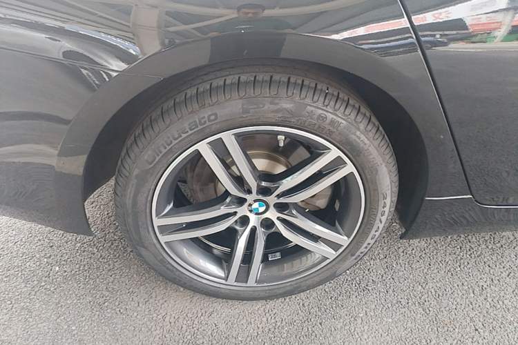 Used BMW 5 Series 2021 530Li Leading Luxury Package Right Rear Wheel Hub
