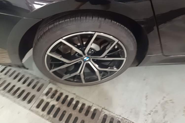 Used BMW 5 Series 2021 530Li Luxury Edition M Sport Package Right Rear Wheel Hub