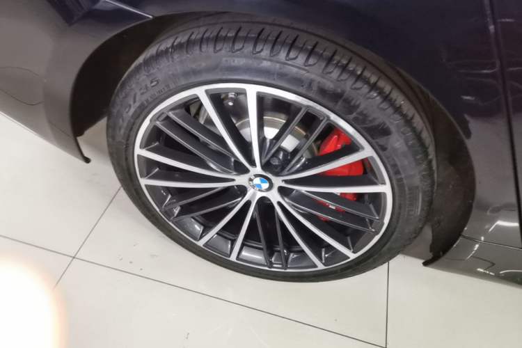 Used BMW 5 Series 2021 530Li Leading Model M Sport Package Right Rear Wheel Hub