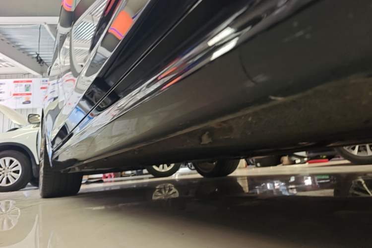 Used BMW 5 Series 2021 Facelifted 525Li M Sport Package Right Side Sill
