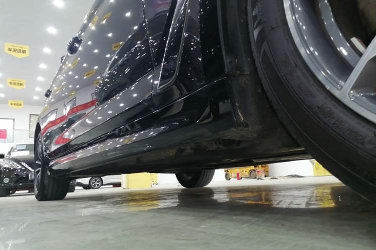 Used BMW 5 Series 2021 Facelifted 525Li M Sport Package Right Side Sill