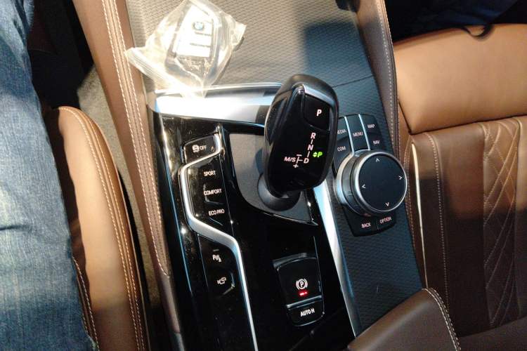 Used BMW 5 Series 2021 Restyled 540i Sport Line with M Sports Package Gear Lever