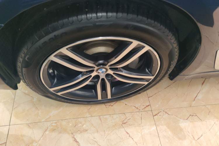Used BMW 5 Series 2021 530Li xDrive Luxury Package Left Front Wheel Hub