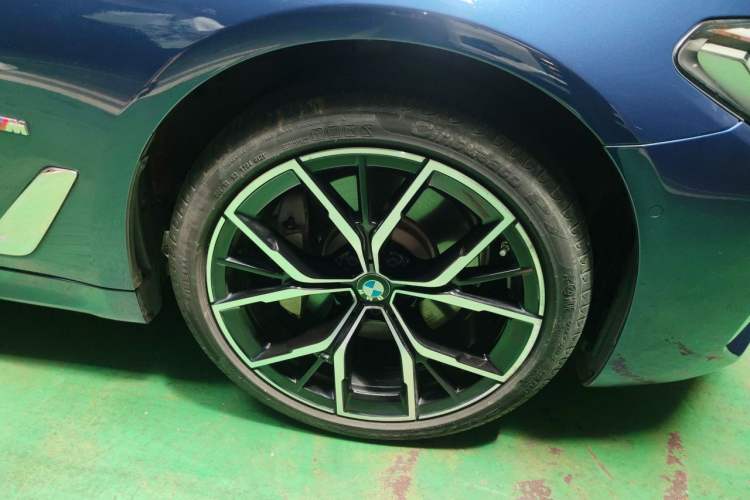 Used BMW 5 Series 2021 530Li Luxury Edition M Sport Package Right Front Wheel Hub