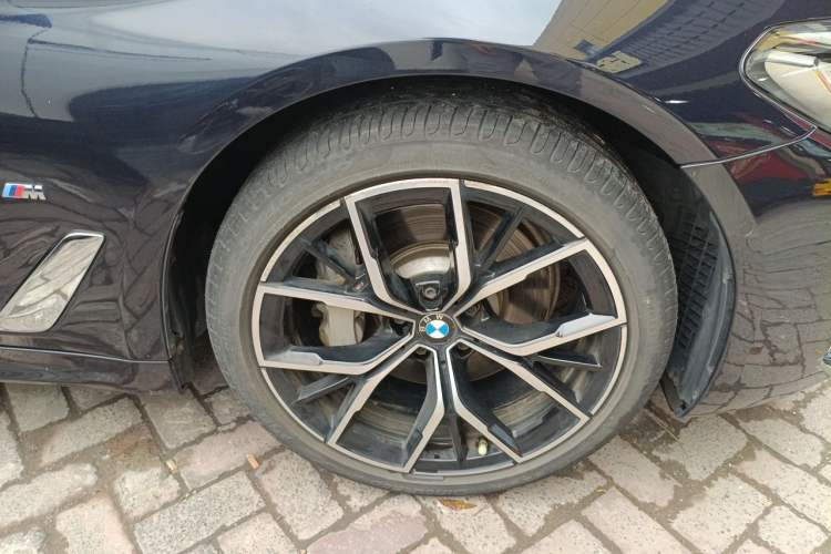 Used BMW 5 Series 2021 530Li Luxury Edition M Sport Package Right Front Wheel Hub