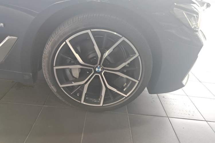 Used BMW 5 Series 2021 Restyled 530Li Luxury Edition M Sport Package Right Front Wheel Hub