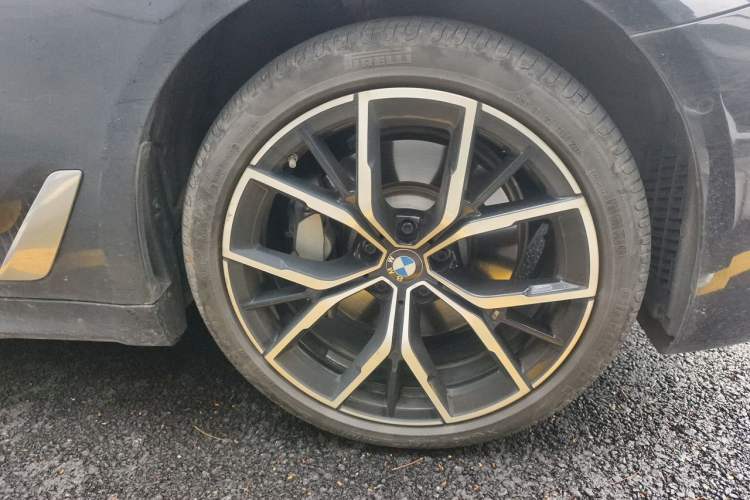 Used BMW 5 Series 2021 530Li Luxury Edition M Sport Package Right Front Wheel Hub