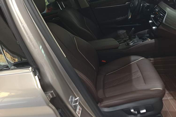 Used BMW 5 Series 2021 530Li Leading Luxury Package Right Front Seat