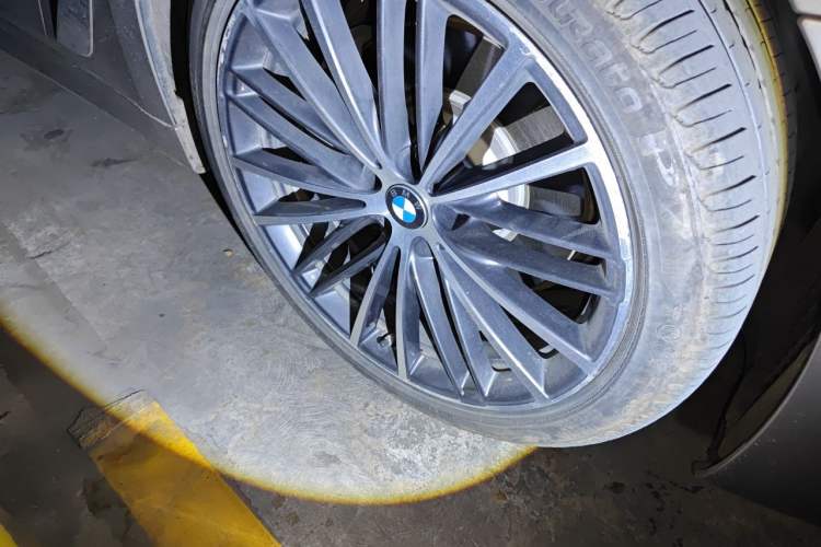Used BMW 5 Series 2021 530Li Leading Luxury Package Right Front Wheel Hub