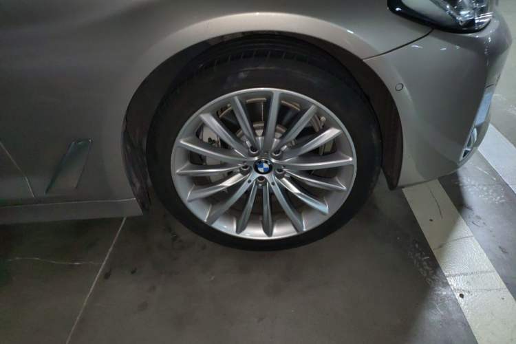 Used BMW 5 Series 2021 530Li Luxury Edition Premium Package Right Front Wheel Hub