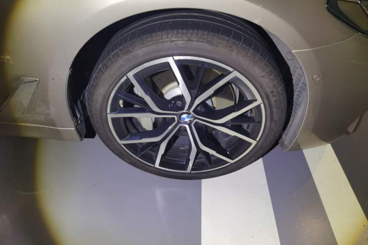 Used BMW 5 Series 2021 530Li Luxury Edition M Sport Package Right Front Wheel Hub