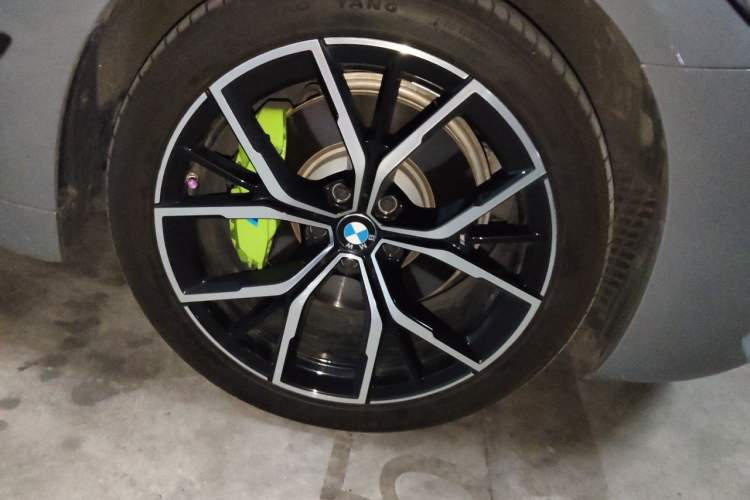 Used BMW 5 Series 2021 530Li Luxury Edition M Sport Package Right Front Wheel Hub