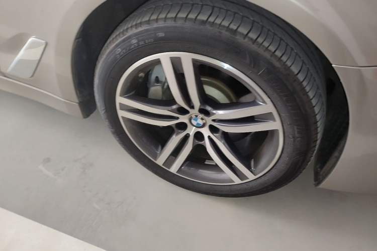 Used BMW 5 Series 2021 530Li Leading Luxury Package Right Front Wheel Hub