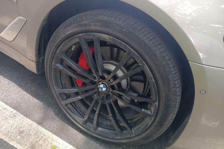 Used BMW 5 Series 2021 530Li Leading Model M Sport Package Right Front Wheel Hub