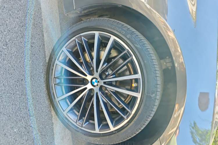Used BMW 5 Series 2021 530Li Leading Model M Sport Package Right Front Wheel Hub
