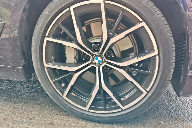 Used BMW 5 Series 2021 530Li Luxury Edition Premium Package Right Front Wheel Hub