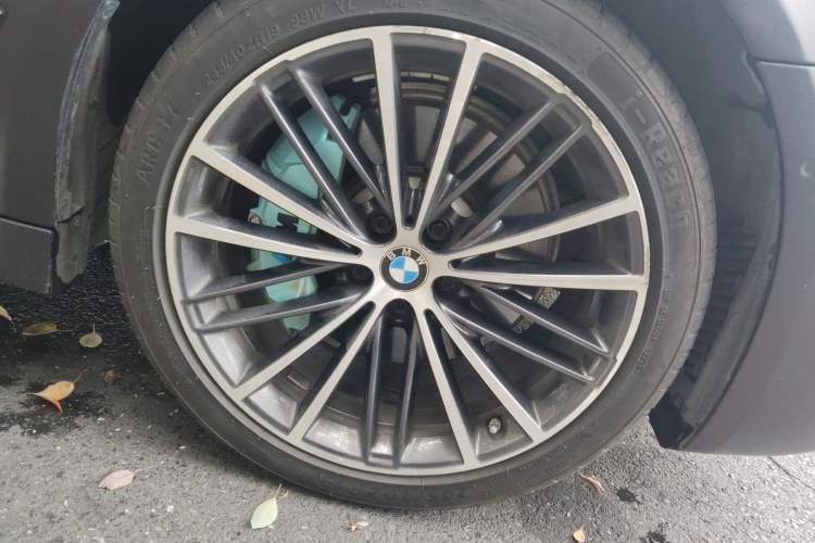 Used BMW 5 Series 2021 530Li Leading Model M Sport Package Right Front Wheel Hub