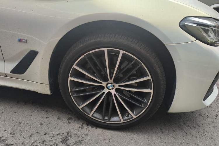 Used BMW 5 Series 2021 Facelifted 530Li Leading Edition M Sport Package Right Front Wheel Hub