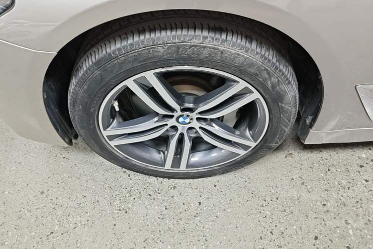 Used BMW 5 Series 2021 530Li Leading Luxury Package Left Front Wheel Hub