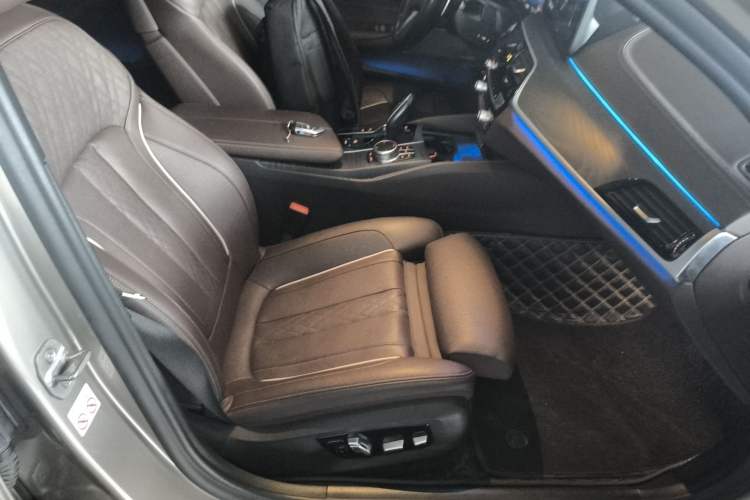 Used BMW 5 Series 2021 Restyled 530Li Luxury Edition M Sport Package Right Front Seat
