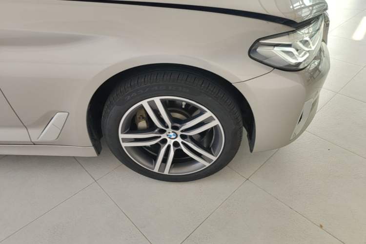 Used BMW 5 Series 2021 530Li Leading Luxury Package Right Front Wheel Hub