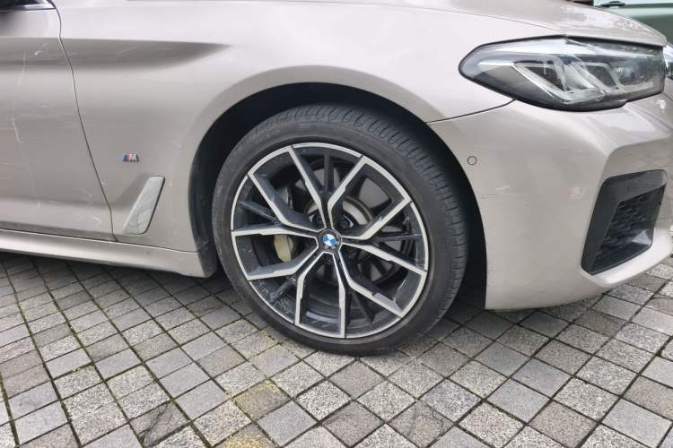Used BMW 5 Series 2021 530Li Luxury Edition M Sport Package Right Front Wheel Hub