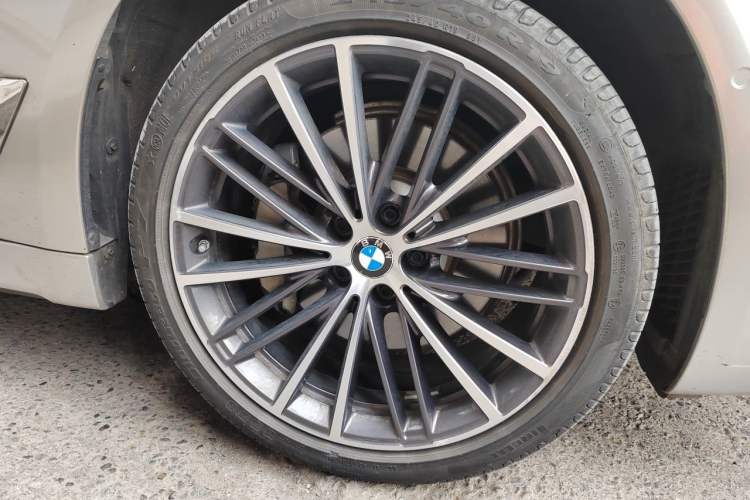 Used BMW 5 Series 2021 Facelifted 530Li Leading Edition M Sport Package Right Front Wheel Hub