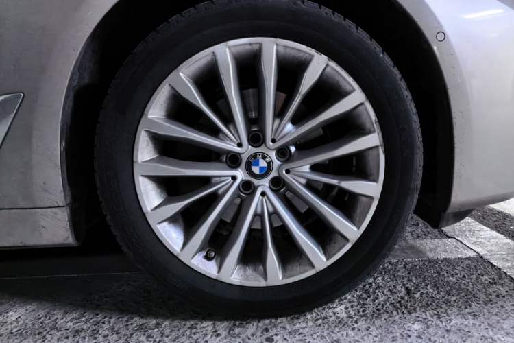 Used BMW 5 Series 2021 Updated Version 525Li Luxury Package Right Front Wheel Hub