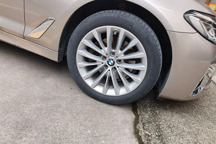 Used BMW 5 Series 2021 Updated Version 525Li Luxury Package Right Front Wheel Hub