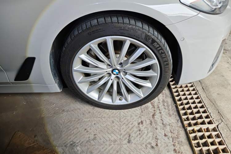 Used BMW 5 Series 2021 530Li Luxury Edition Premium Package Right Front Wheel Hub