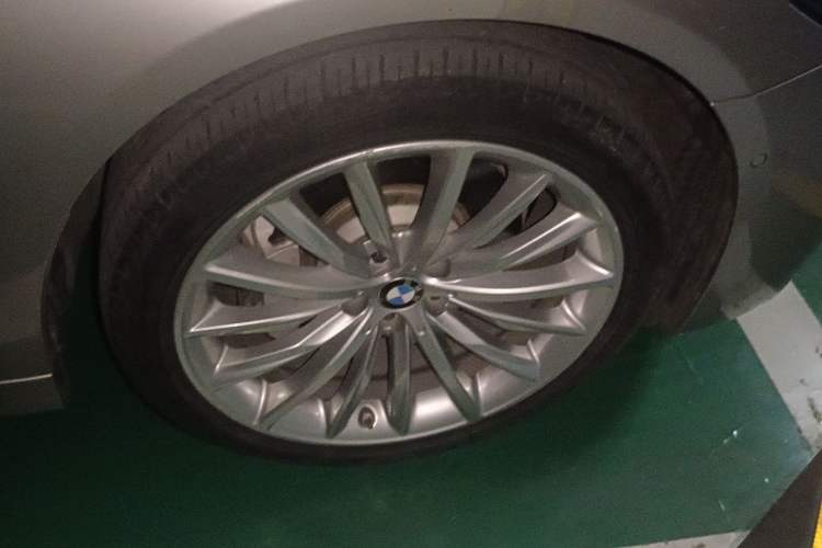 Used BMW 5 Series 2021 530Li Luxury Edition Premium Package Right Front Wheel Hub