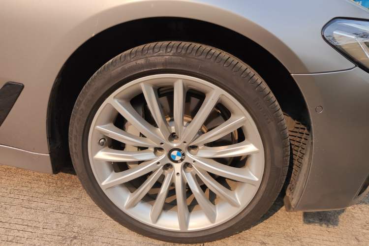 Used BMW 5 Series 2021 530Li Executive Luxury Package Right Front Wheel Hub