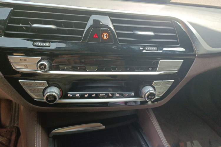 Used BMW 5 Series 2021 530Li Luxury Edition M Sport Package Audio And AC Panel