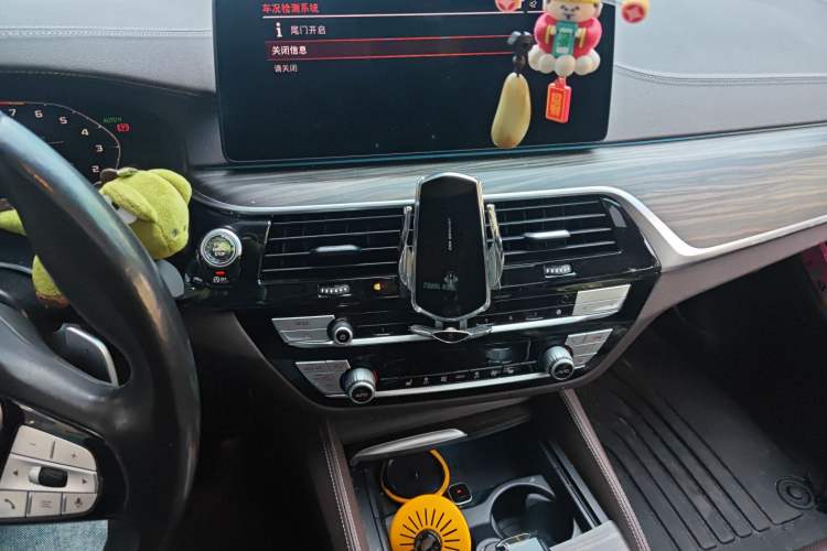 Used BMW 5 Series 2021 530Li xDrive Luxury Package Audio And AC Panel