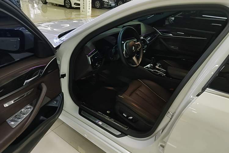 Used BMW 5 Series 2021 Facelifted 530Li Leading Edition M Sport Package Driver Seat