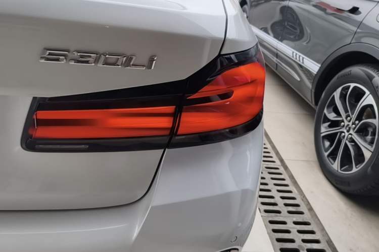 Used BMW 5 Series 2021 530Li Leading Model M Sport Package Exterior 3