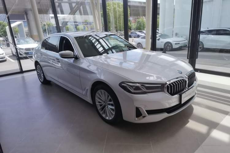 Used BMW 5 Series 2021 Updated Version 525Li Luxury Package Front Right 45 Deg