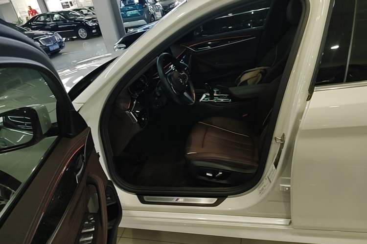 Used BMW 5 Series 2021 525Li M Sport Package Left Front Seat