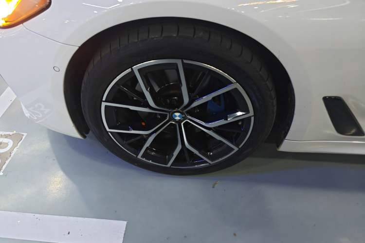 Used BMW 5 Series 2021 530i M Sport Package Left Front Wheel Hub