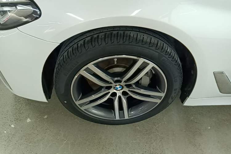 Used BMW 5 Series 2021 530Li xDrive Luxury Package Left Front Wheel Hub