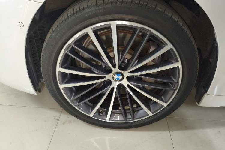 Used BMW 5 Series 2021 530Li Leading Model M Sport Package Left Front Wheel Hub