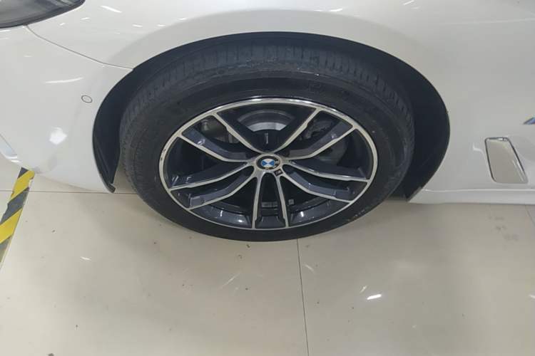Used BMW 5 Series 2021 525Li M Sport Package Left Front Wheel Hub