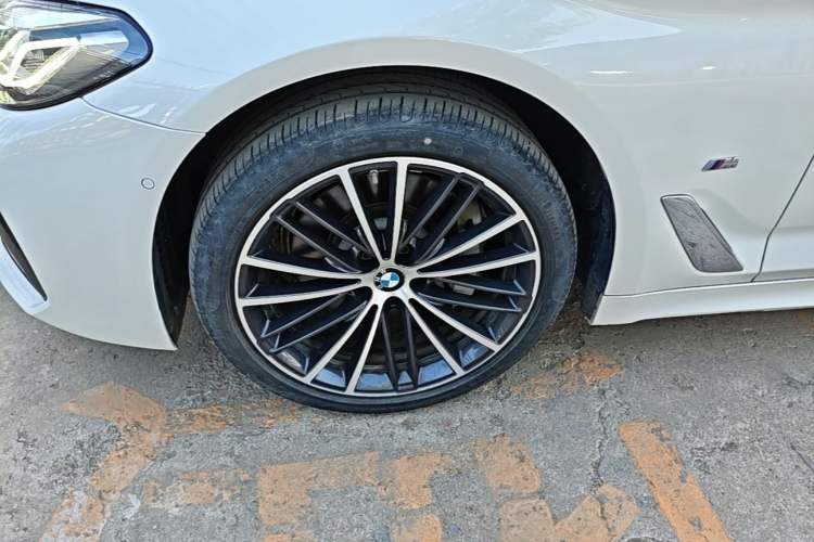 Used BMW 5 Series 2021 Facelifted 530Li Leading Edition M Sport Package Left Front Wheel Hub
