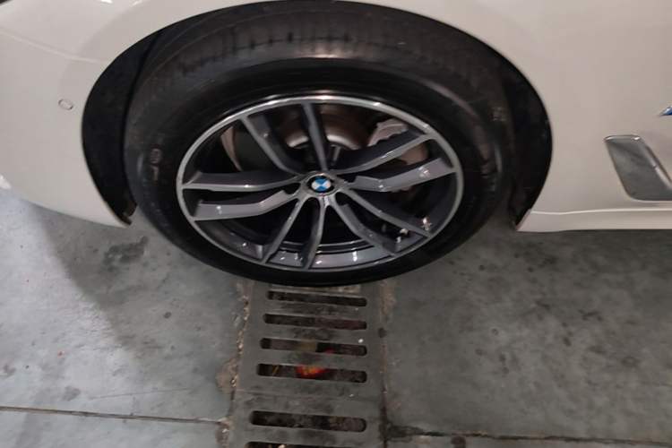 Used BMW 5 Series 2021 525Li M Sport Package Left Front Wheel Hub
