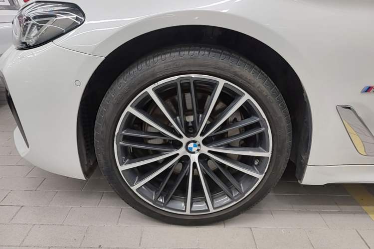 Used BMW 5 Series 2021 530Li Leading Model M Sport Package Left Front Wheel Hub