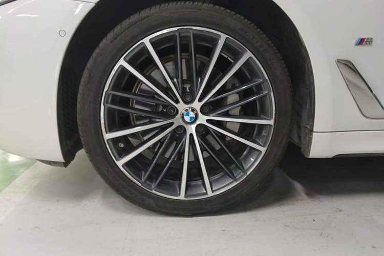 Used BMW 5 Series 2021 530Li Leading Model M Sport Package Left Front Wheel Hub