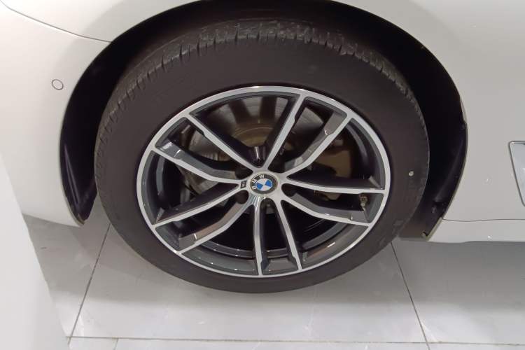 Used BMW 5 Series 2021 525Li M Sport Package Left Front Wheel Hub