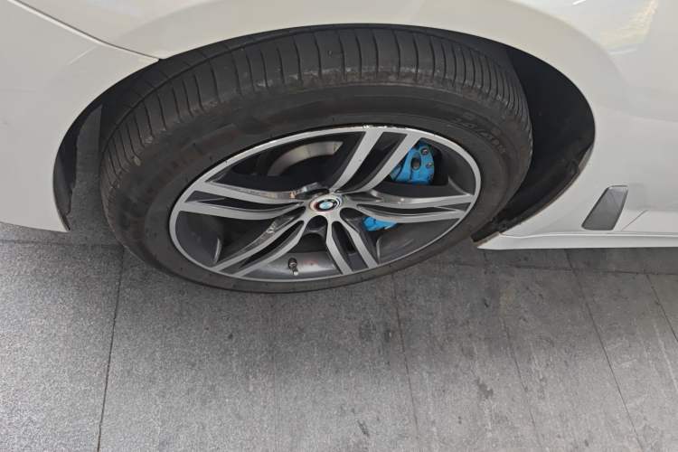 Used BMW 5 Series 2021 530Li xDrive Luxury Package Left Front Wheel Hub