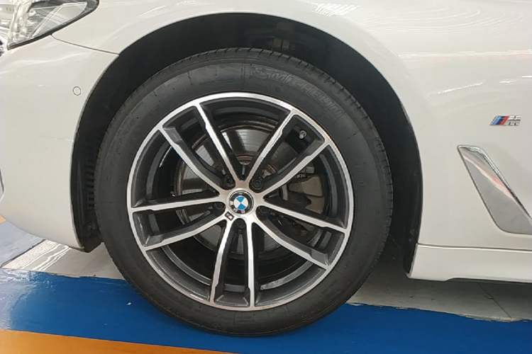 Used BMW 5 Series 2021 525Li M Sport Package Left Front Wheel Hub