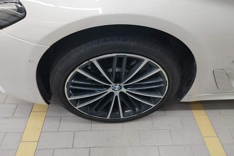 Used BMW 5 Series 2021 530Li Leading Model M Sport Package Left Front Wheel Hub